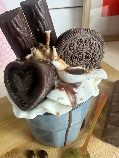 Duftkerze „Little Blue Coffee Cup“ mit cremigem Sahnewachs, Schokoriegel und Oreo-Look – kramMITcharme