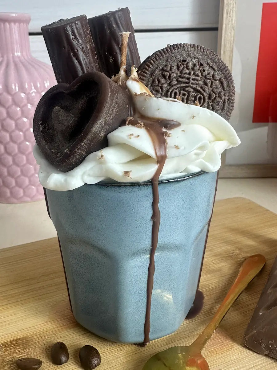 Seitenansicht der handgegossenen Duftkerze „Little Blue Coffee Cup“ im modernen blauen Becher mit Schokodeko – kramMITcharme