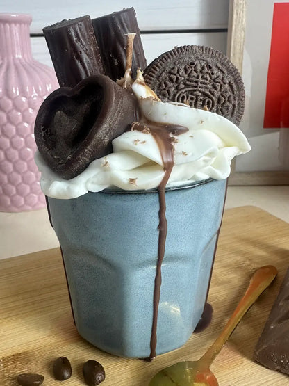 Seitenansicht der handgegossenen Duftkerze „Little Blue Coffee Cup“ im modernen blauen Becher mit Schokodeko – kramMITcharme