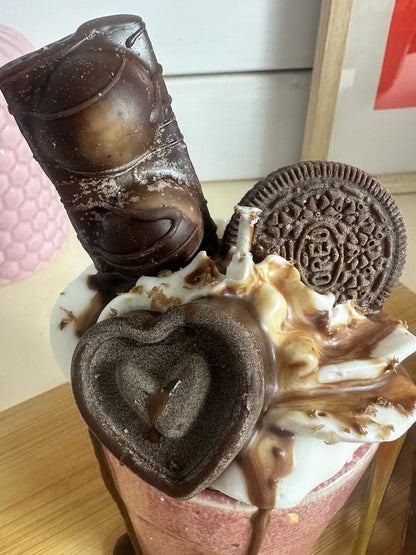 Detailaufnahme der Duftkerze „Little Pink Coffeecup“ mit Schokoherz und Keks aus Wachs – kramMITcharme