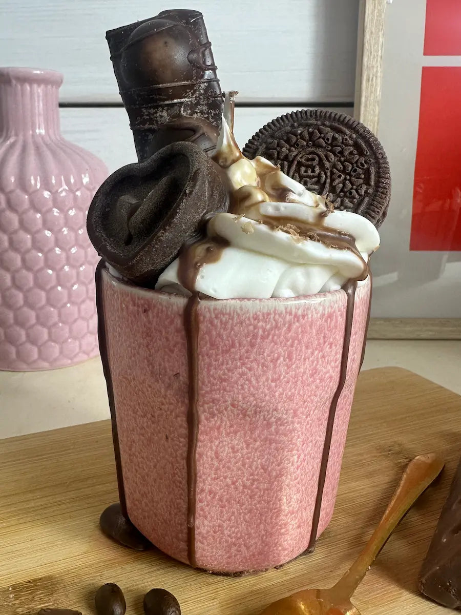 Duftkerze „Little Pink Coffeecup“ mit Herzschokolade und zarter Wachscreme in liebevoller Handarbeit – kramMITcharme