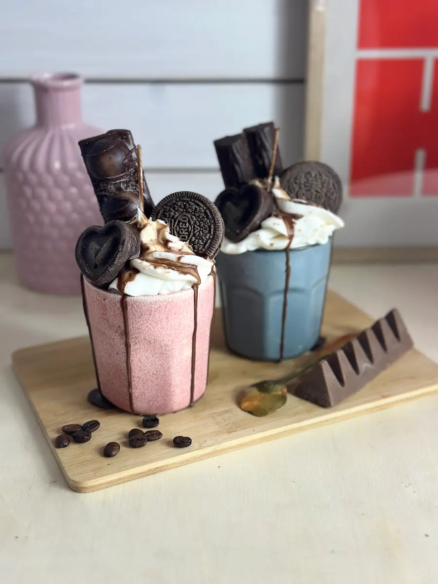 Handgemachte Duftkerze „Little Pink Coffeecup“ im rosa Becher mit Schokoladendeko, Herzwachs und Keksdesign – kramMITcharme