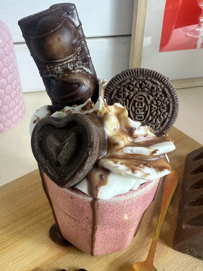 Seitenansicht der handgegossenen Duftkerze „Little Pink Coffeecup“ im rosa Becher mit Schokodetails – kramMITcharme