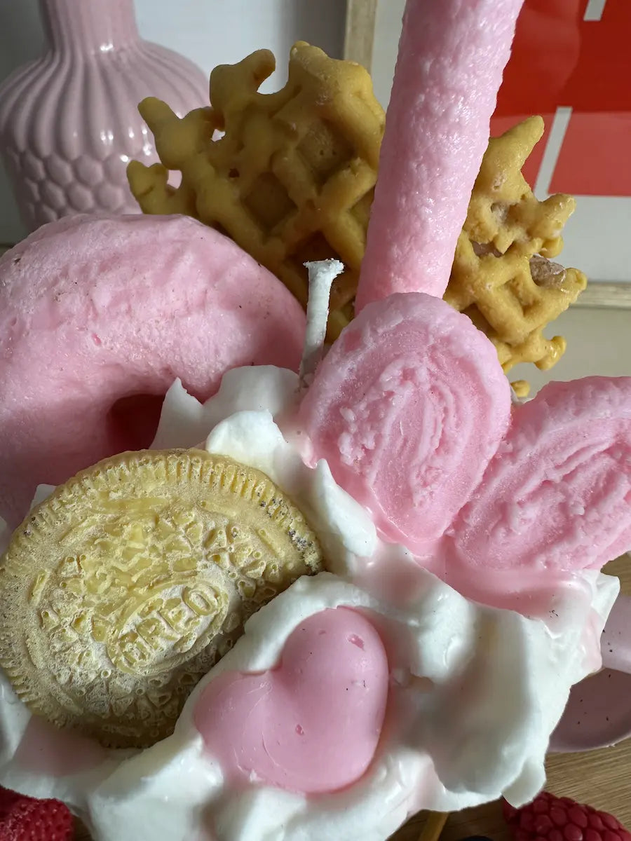 Detailaufnahme der handgegossenen Duftkerze „Love Coffeecup“ mit Waffel, Herz und Keksoptik – kramMITcharme