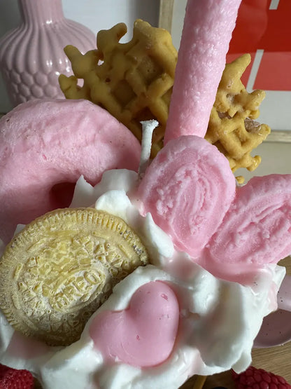 Detailaufnahme der handgegossenen Duftkerze „Love Coffeecup“ mit Waffel, Herz und Keksoptik – kramMITcharme