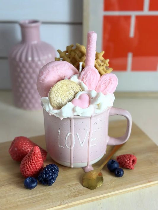 Handgemachte Duftkerze „Love Coffeecup“ im rosa Becher mit Herz, Keks und Waffeldeko aus Wachs – kramMITcharme