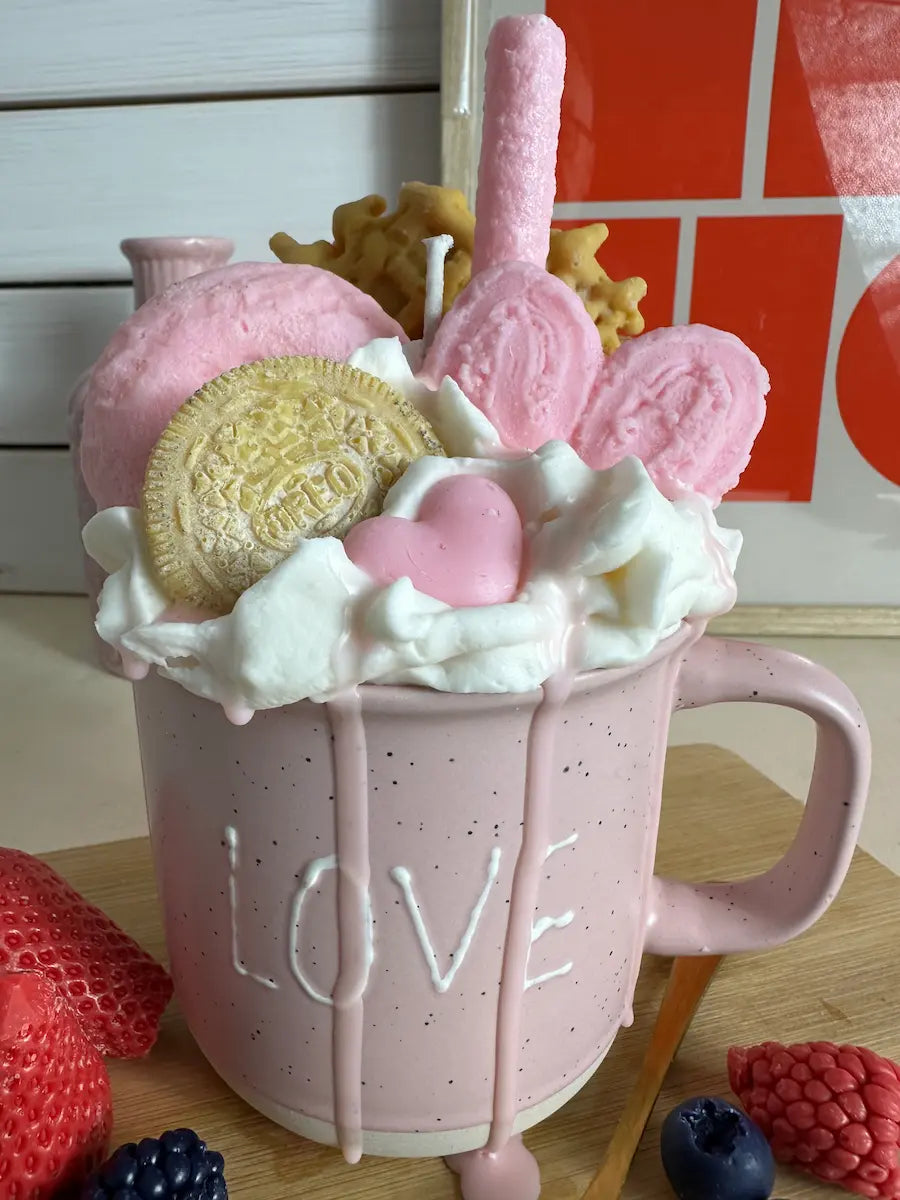 Duftkerze „Love Coffeecup“ im rosa Becher mit Schriftzug „LOVE“ und cremigem Sahnewachs-Topping – kramMITcharme