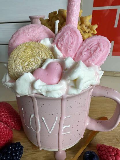 Seitenansicht der Duftkerze „Love Coffeecup“ mit rosafarbenen Wachselementen in Herz- und Keksform – kramMITcharme