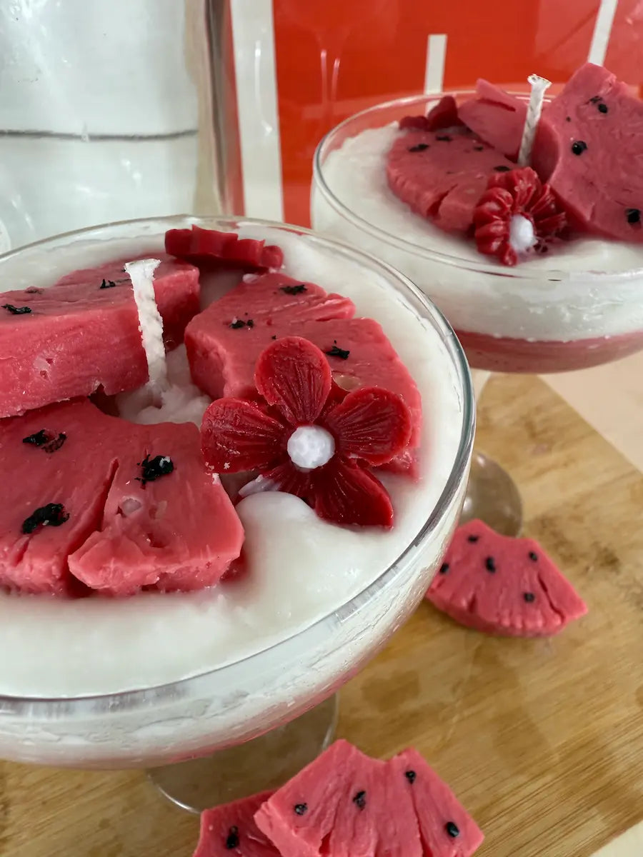 Detailaufnahme der Duftkerze „Melon Martini“ mit realistischen Melonenscheiben und weißen Wachsschichten – kramMITcharme