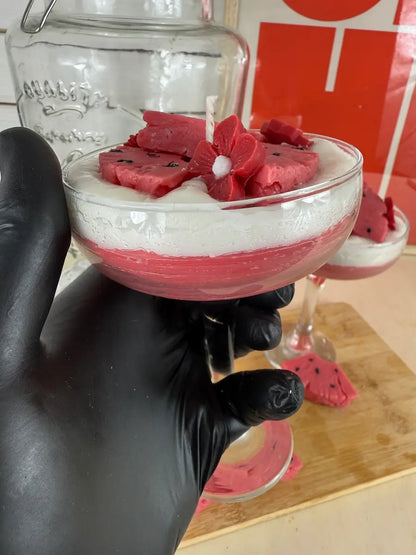 Duftkerze „Melon Martini“ mit sommerlichem Design, Melonentopping und Schichtoptik im Glas – kramMITcharme