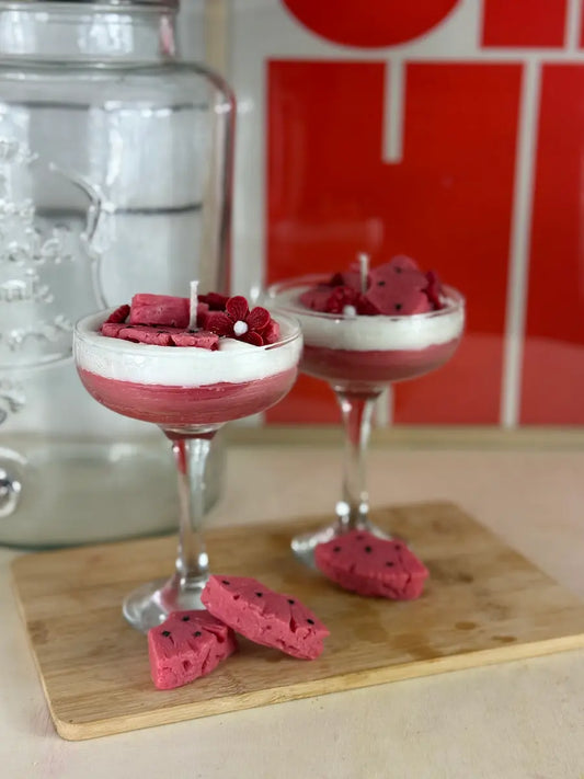 Handgemachte Duftkerze „Melon Martini“ im eleganten Glas mit roten Melonenstücken und sommerlicher Optik – kramMITcharme