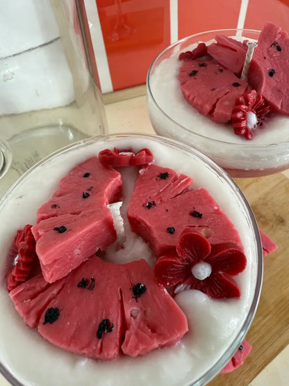 Nahaufnahme der Duftkerze „Melon Martini“ mit zarten Blüten und realistischen Melonenstücken aus Wachs – kramMITcharme