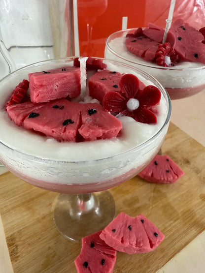 Seitenansicht der handgegossenen Duftkerze „Melon Martini“ im Glas mit Melonenwachsdeko – kramMITcharme