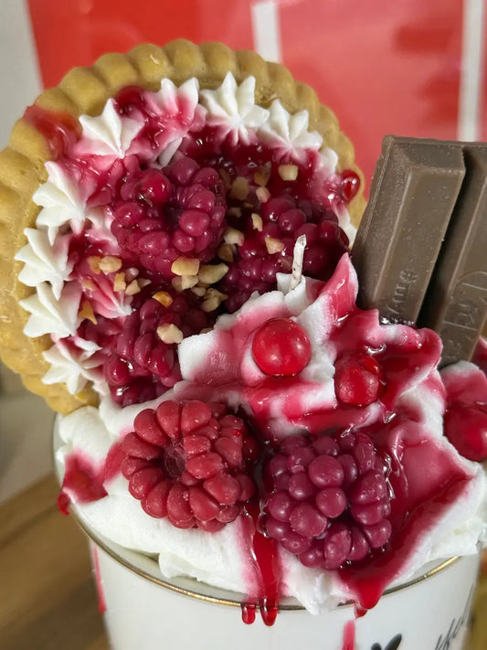 Nahaufnahme der Dessertkerze mit intensiven Beeren, Sahneoptik und Schokoladentafel – kramMITcharme