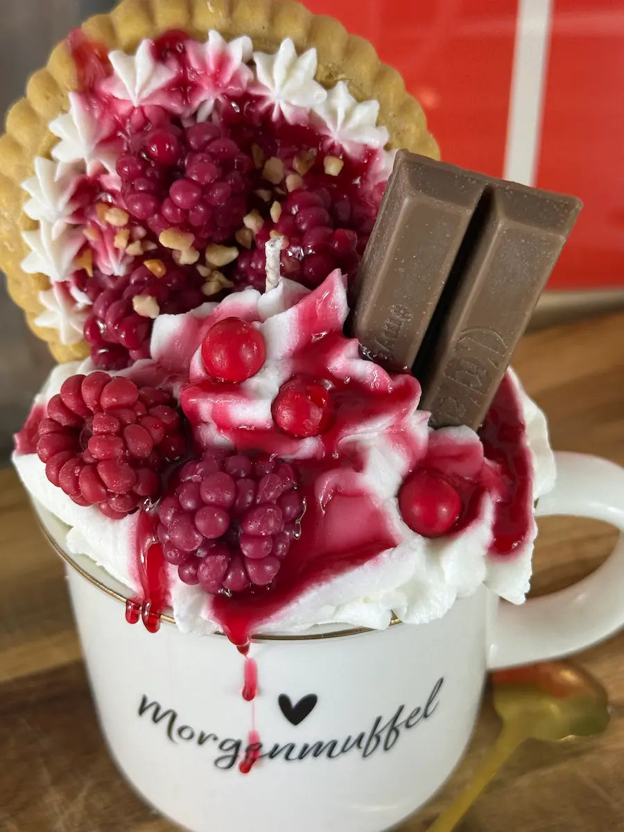 Handgemachte Dessertkerze im Coffee-Style mit üppigem Beeren-Topping und Schokolade – kramMITcharme