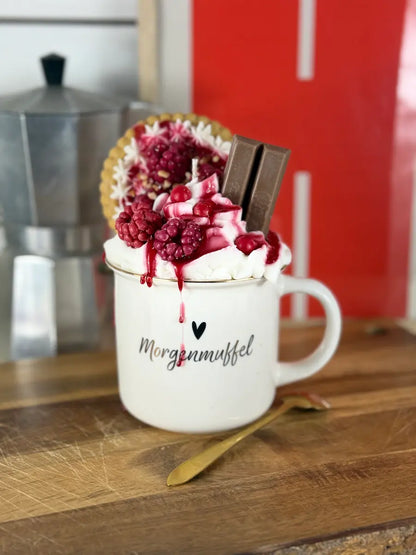 Handgemachte Dessertkerze in Kaffeetasse mit Sahneoptik, Beeren, Schokolade und Keks-Topping – kramMITcharme