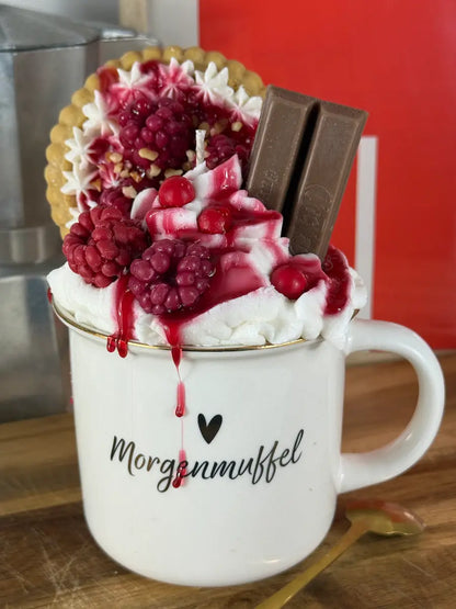 Handgemachte Coffee-Dessertkerze mit Beerensauce, Sahneoptik und Schoko-Dekor – kramMITcharme