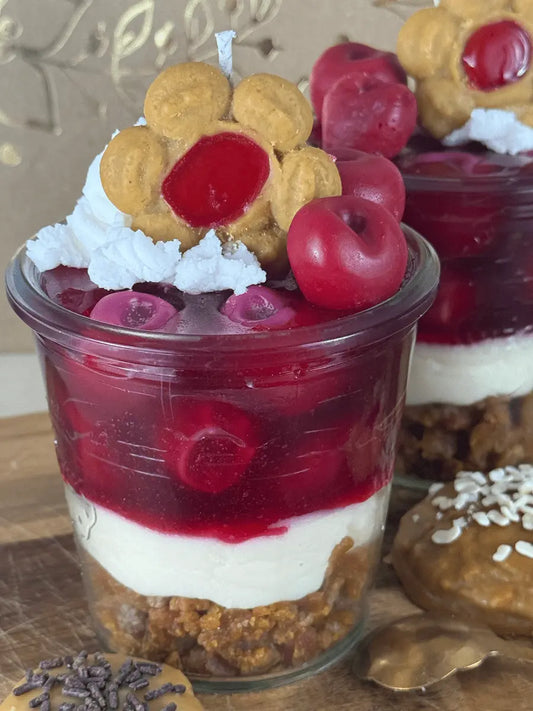 Detailaufnahme der Duftkerze „Omma’s Kirschtraum“ mit roten Kirschen, Butterkeks und Vanille-Sahne-Deko – kramMITcharme