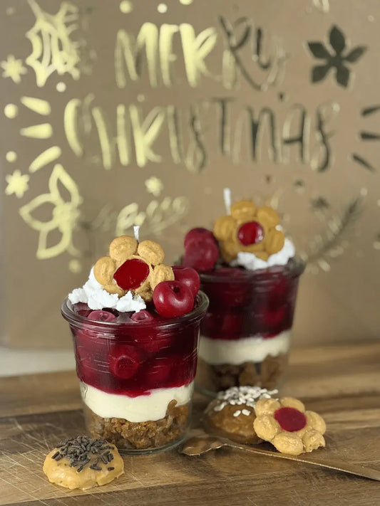 Handgemachte Duftkerze „Omma’s Kirschtraum“ im Glas mit Kirsch-Deko, Keks und cremiger Schichtoptik – kramMITcharme