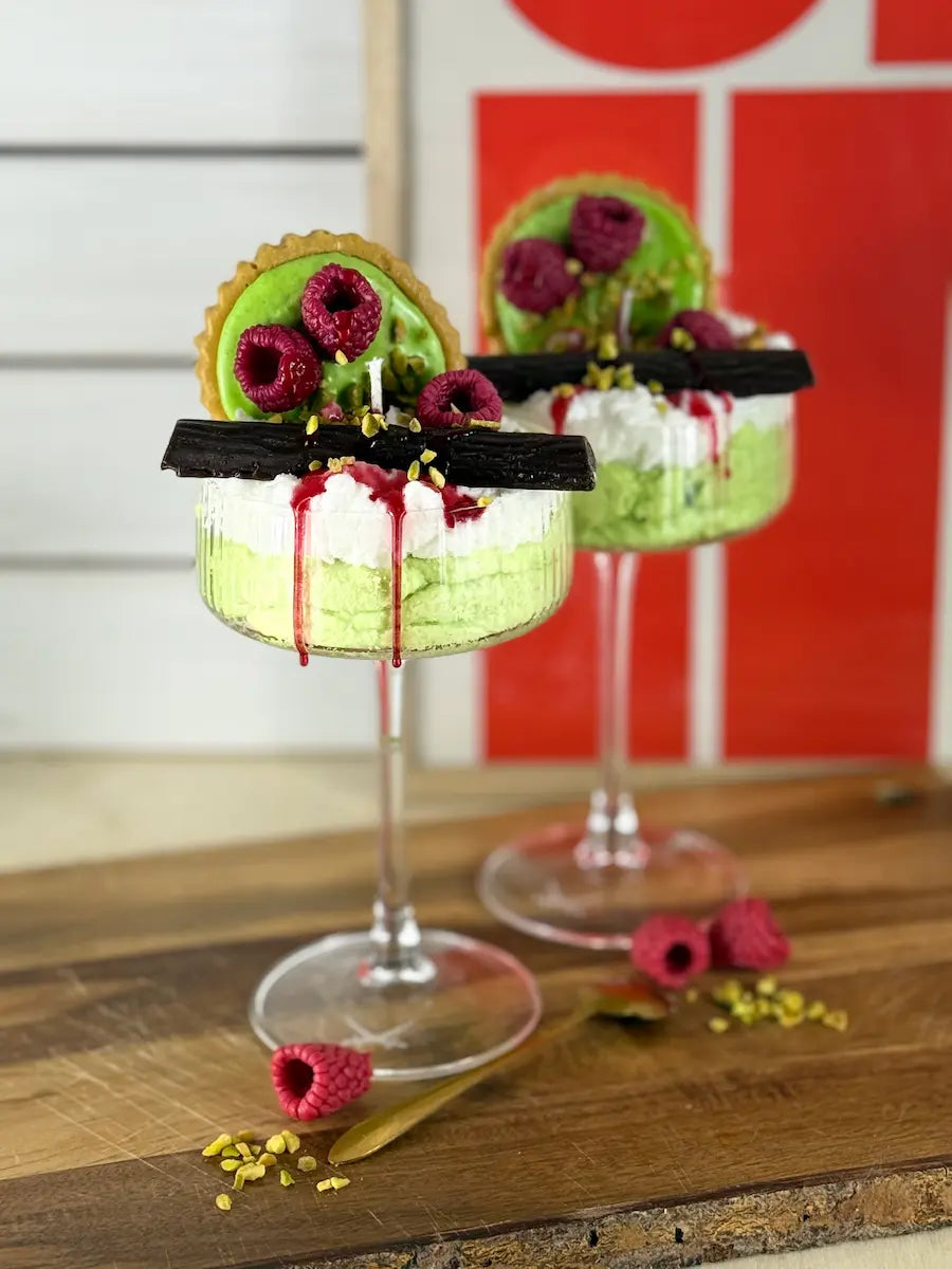 Handgemachte Dessertkerze im Glas mit Pistaziencreme-Optik, Sahne und fruchtigem Himbeer-Topping – kramMITcharme