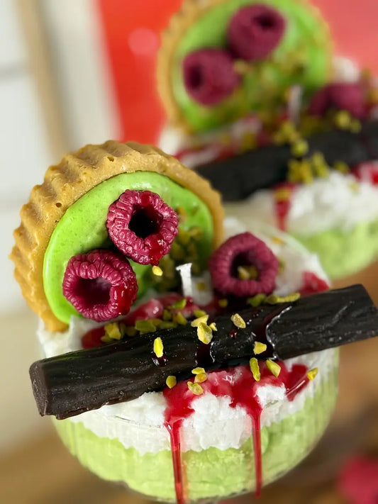 Nahaufnahme der Dessertkerze mit Pistazienkeks, Himbeeren und cremiger Sahneoptik – kramMITcharme