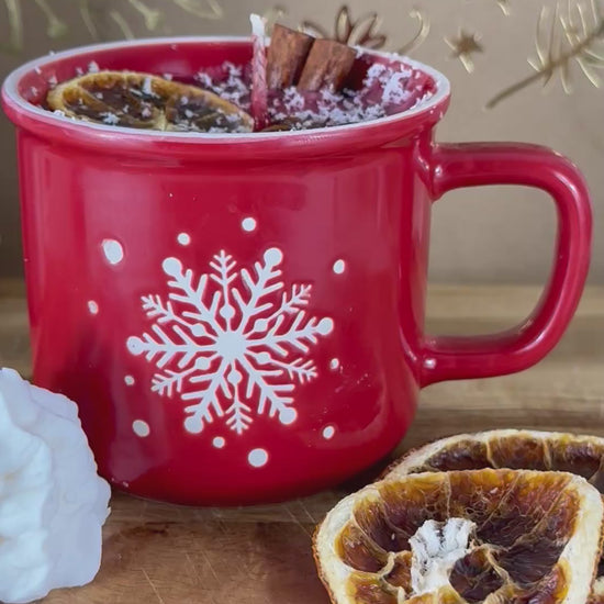 Schrägaufnahme der Duftkerze Christmas in a Cup in roter Tasse mit Weihnachtsduft – kramMITcharme