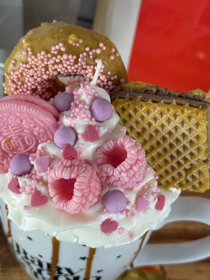 Nahaufnahme der Dessertkerze mit detailreichen rosa Cookies, Zuckerperlen und Sahneoptik – kramMITcharme