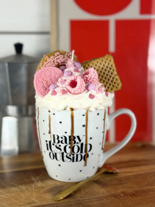 Handgemachte Dessertkerze in Kaffeetasse mit Sahneoptik, rosa Cookies, Streuseln und Waffel – kramMITcharme