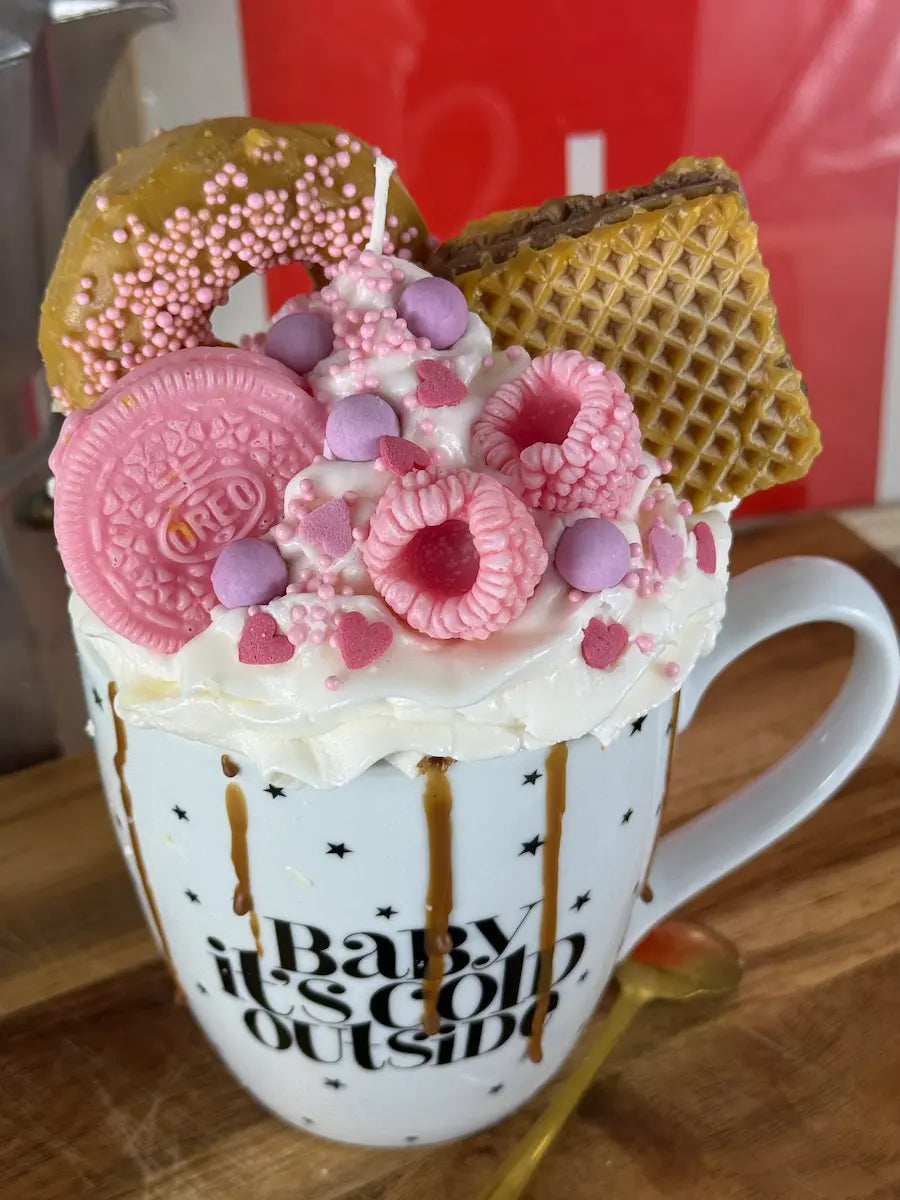 Handgemachte rosa Dessertkerze im Coffee-Style mit knusprigem Topping und Waffel – kramMITcharme