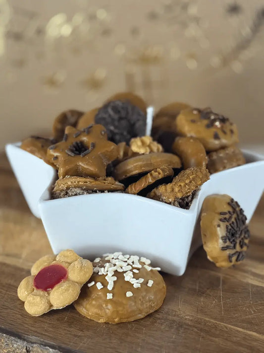 Detailaufnahme der Duftkerze „Santa’s Cookie Star“ mit feinen Plätzchendetails, Zuckerdekor und warmem Braunton – kramMITcharme