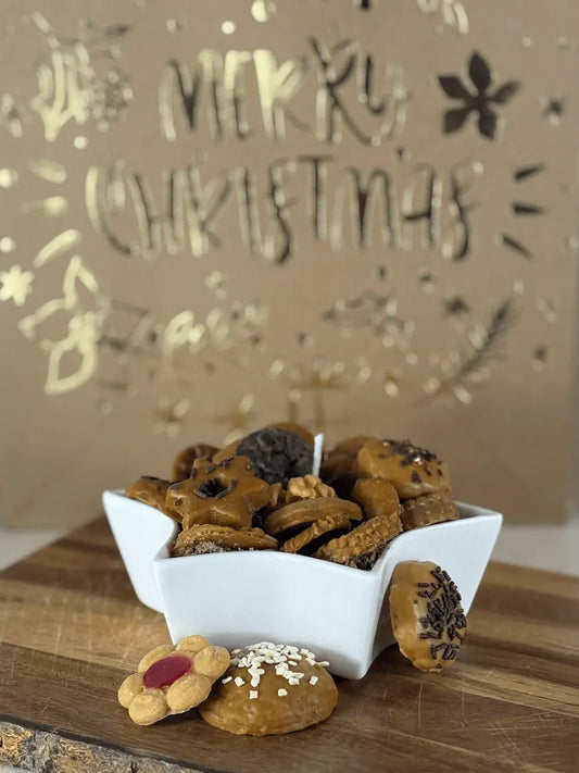 Handgemachte Weihnachtsduftkerze „Santa’s Cookie Star“ in Sternschale mit Keksen, Schokolade und winterlicher Deko – kramMITcharme