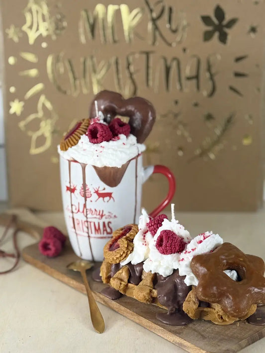 Handgemachte Weihnachtsduftkerze „Santa’s Waffeltraum“ in festlicher Tasse mit Waffeln, Schokolade und Himbeeren – kramMITcharme