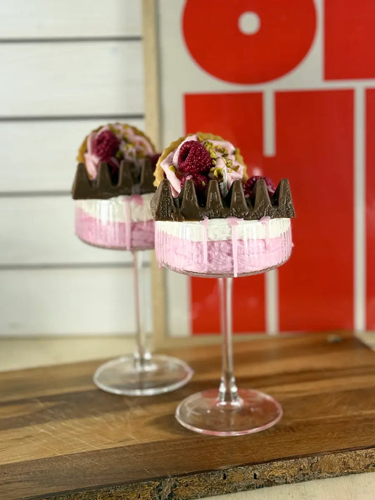 Handgemachte Dessertkerze im Glas mit Himbeercreme-Optik, Schokoladenelementen und Pistazien-Topping – kramMITcharme