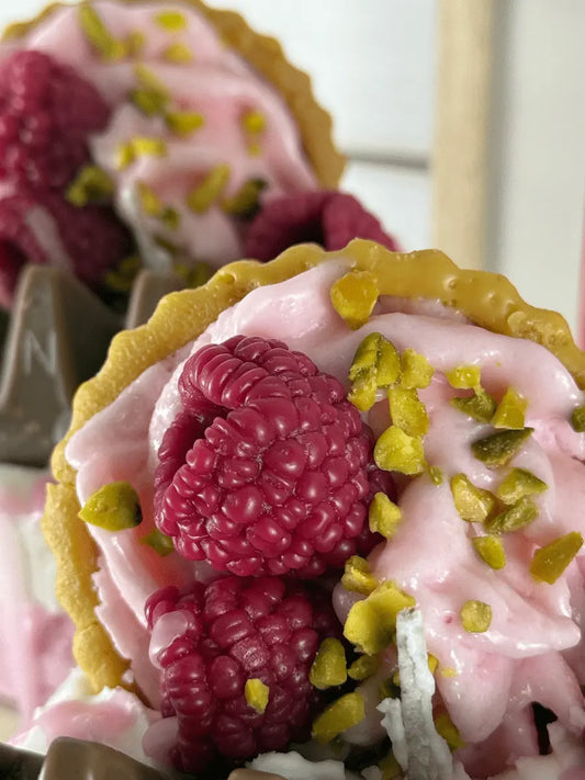 Nahaufnahme der Dessertkerze mit fruchtigen Himbeeren, glänzender Schokolade und feinen Streuseln – kramMITcharme