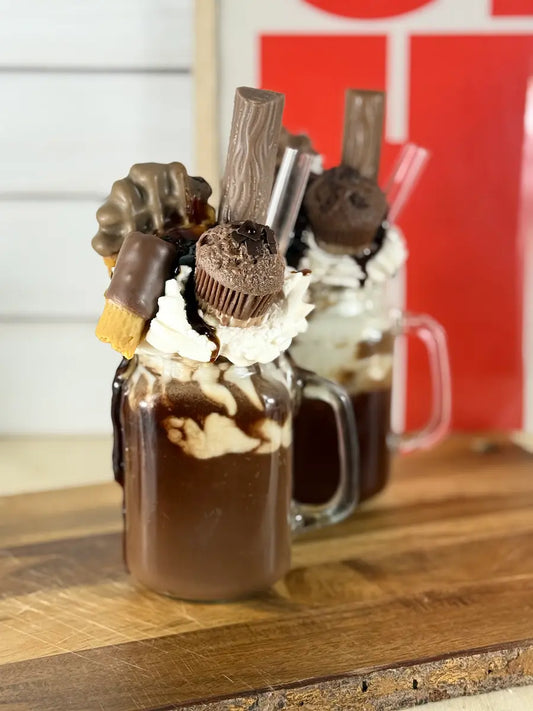 Handgemachte Dessertkerze im Glas mit intensiver Schokoladenoptik, Sahne und üppigem Schoko-Topping – kramMITcharme