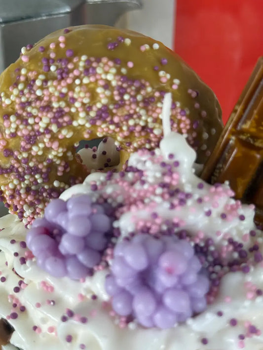 Nahaufnahme der winterlichen Dessertkerze mit floralen Details, Zuckerstreuseln und Keks-Dekor – kramMITcharme