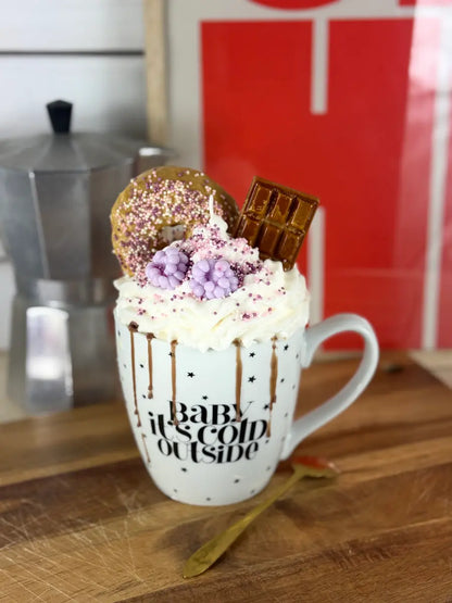 Handgemachte Dessertkerze in Kaffeetasse mit Sahneoptik, Blütendeko und Schokoladentopping – kramMITcharme