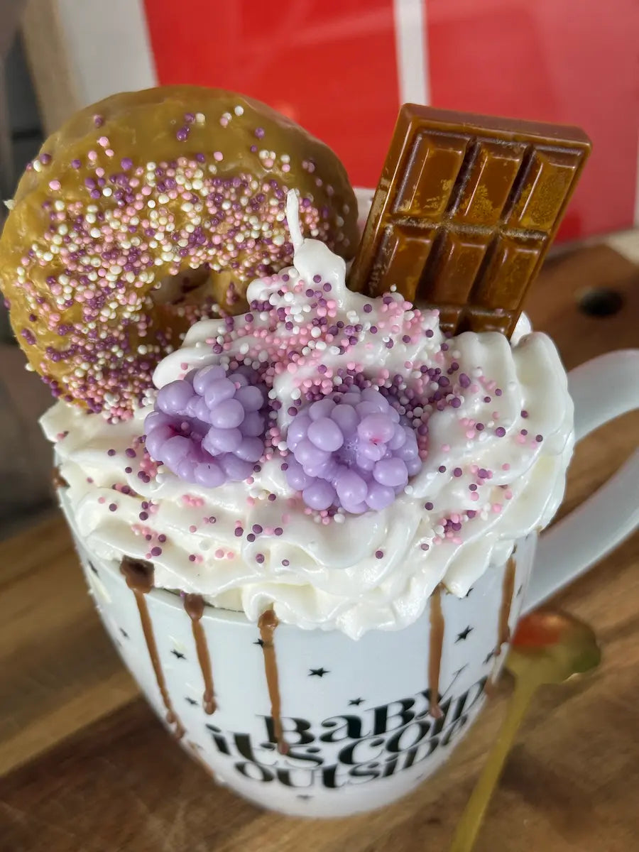 Handgemachte Winter-Dessertkerze im Coffee-Style mit Sahneoptik und Schokoladendekor – kramMITcharme