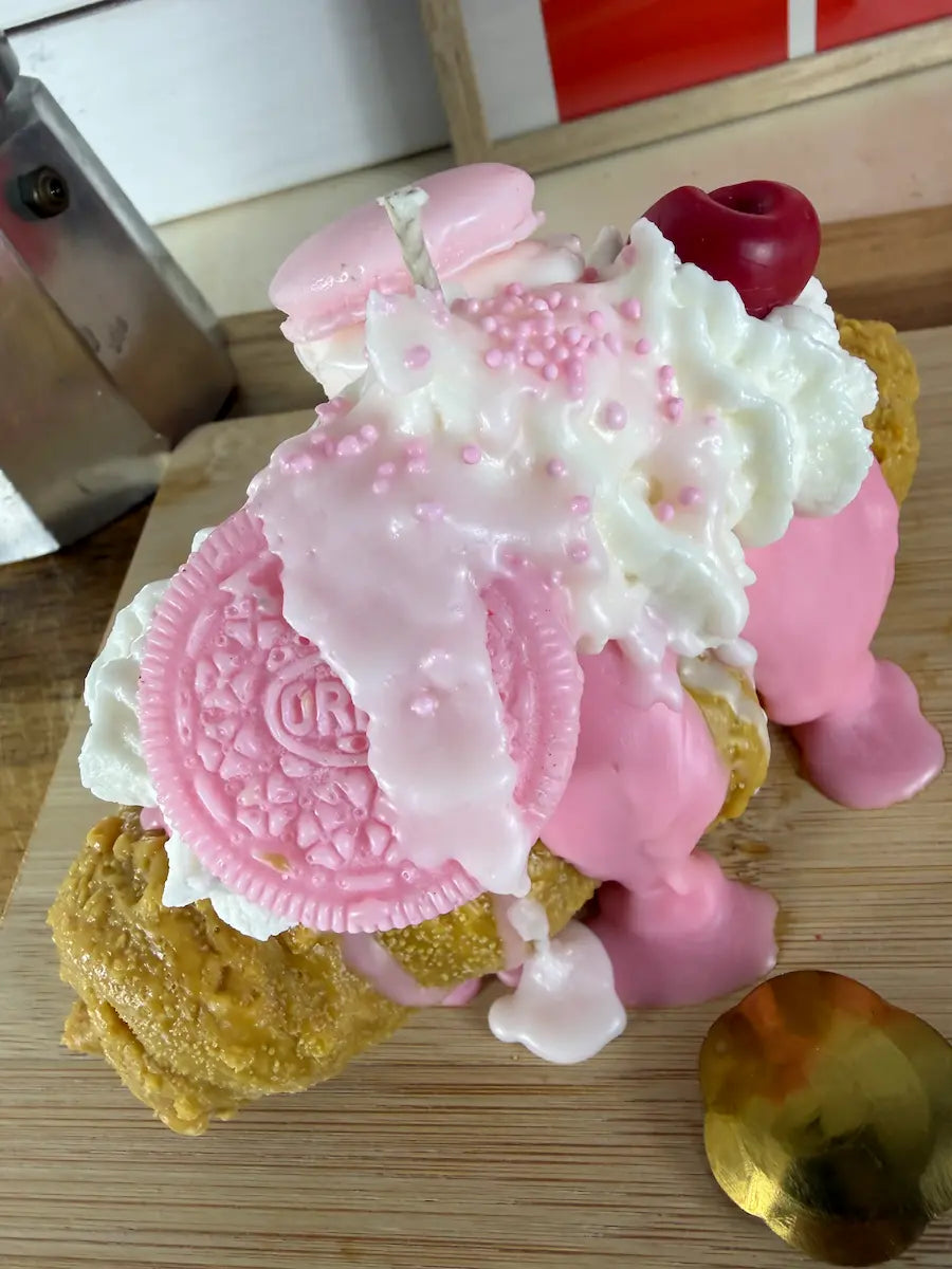 Dessert-inspirierte Duftkerze mit pinkem Donut, Sahneoptik und Kirschdeko – Sweet Cherry Breakfast – kramMITcharme