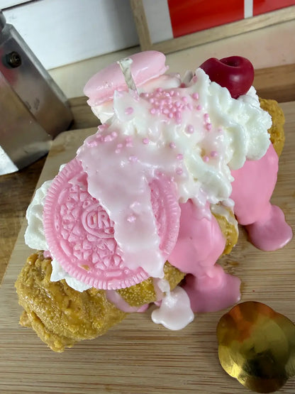 Dessert-inspirierte Duftkerze mit pinkem Donut, Sahneoptik und Kirschdeko – Sweet Cherry Breakfast – kramMITcharme