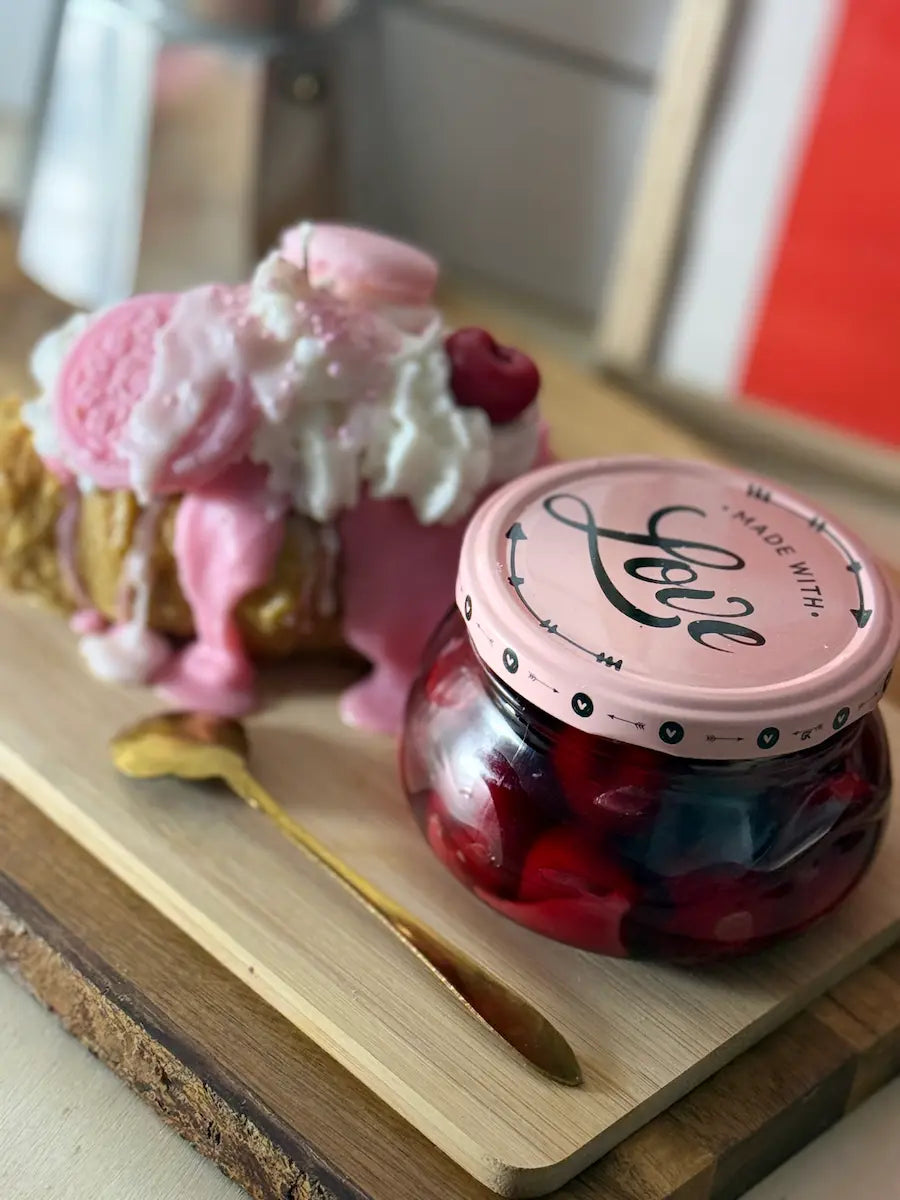 Duftkerze „Sweet Cherry Breakfast“ im Dessertstil mit Donut, Sahneoptik und Kirschglas – kramMITcharme