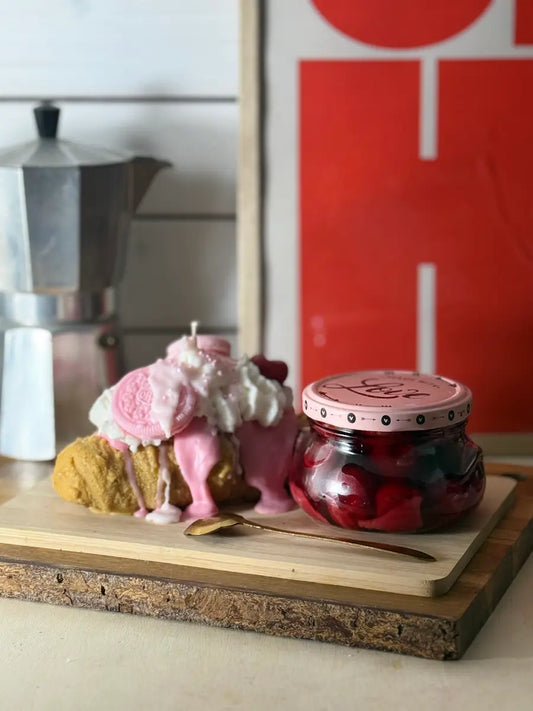 Handgemachte Duftkerze „Sweet Cherry Breakfast“ mit Kirschglas und Frühstücksdesign auf Holzbrett – kramMITcharme