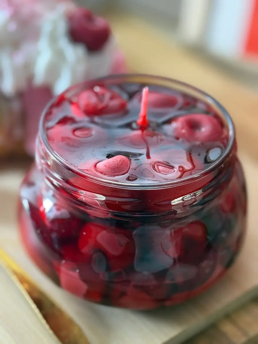 Nahaufnahme der Kirschglas-Duftkerze „Sweet Cherry Breakfast“ mit realistischen Kirschdetails – kramMITcharme
