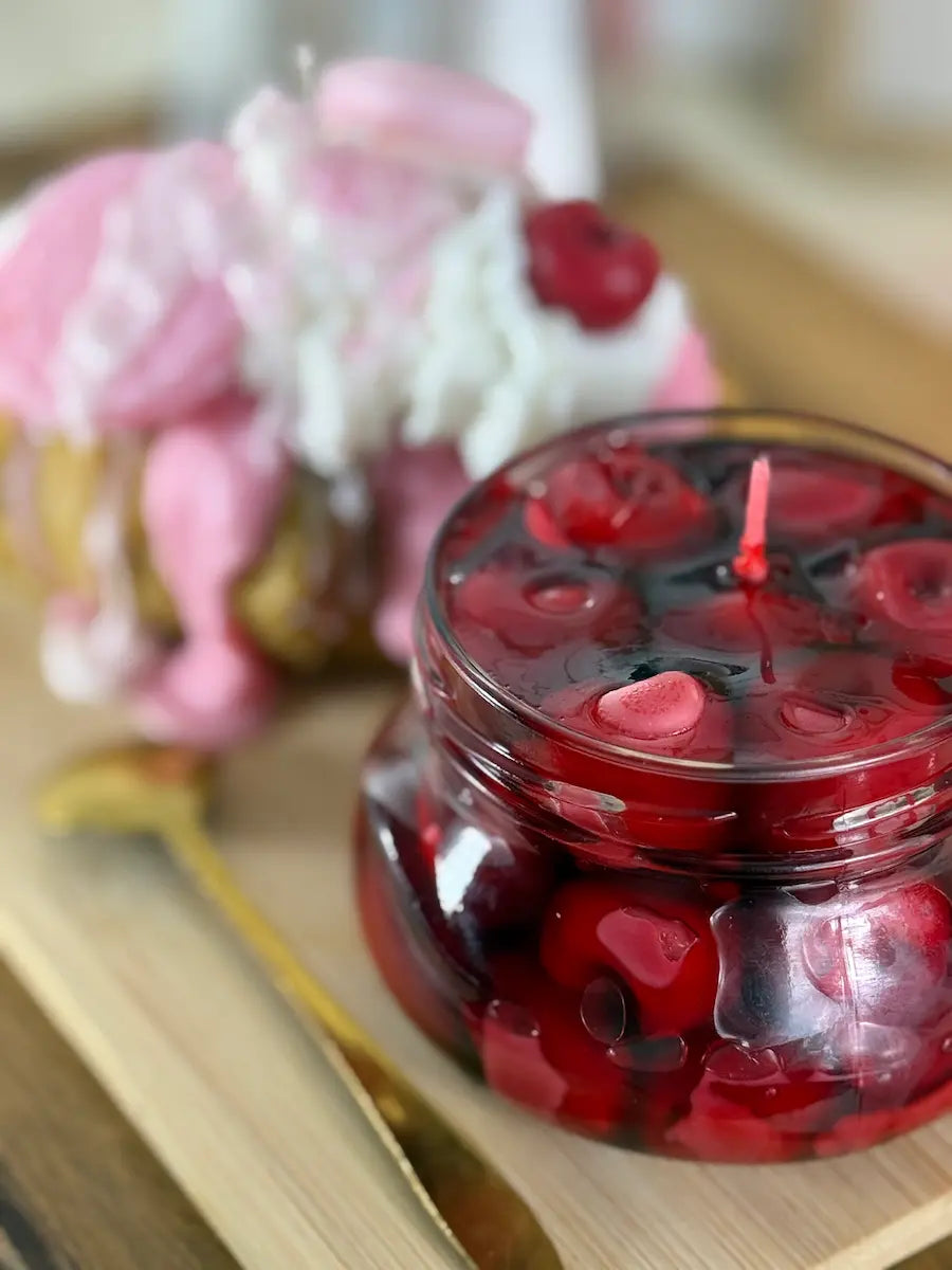 Handgemachte Kirsch-Duftkerze im Glas mit dekorativen Früchten – Sweet Cherry Breakfast – kramMITcharme