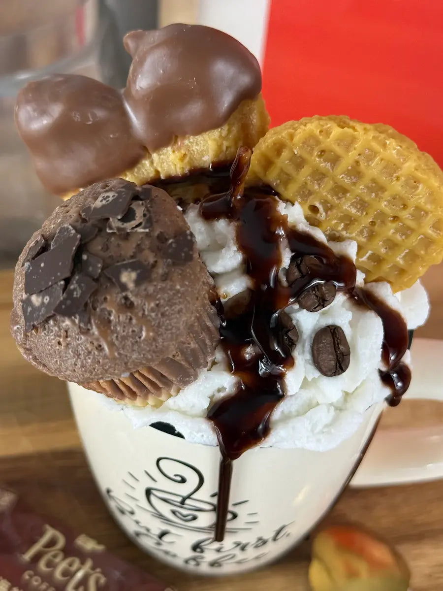 Nahaufnahme der Dessertkerze mit detailreichem Schoko-Muffin, Sahneoptik und Schokoladensauce – kramMITcharme