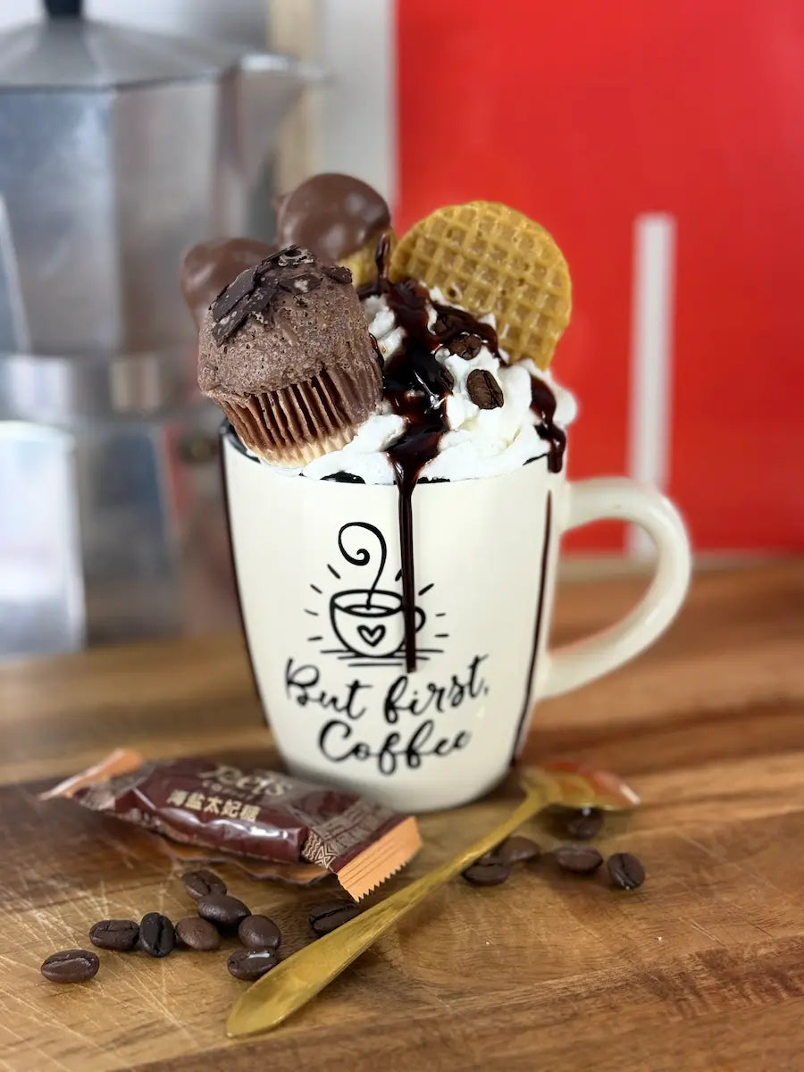 Handgemachte Dessertkerze im Coffee-Look mit Sahneoptik, Schokosauce, Muffin und Waffel – kramMITcharme