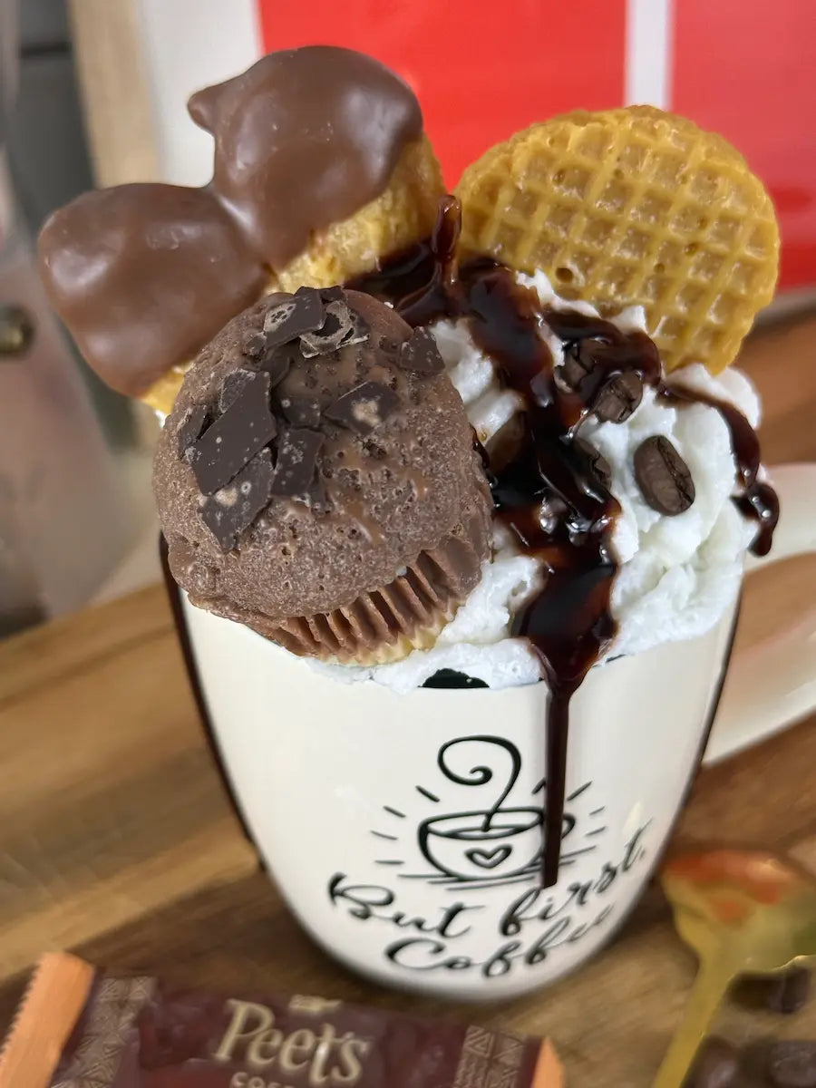 Handgemachte Coffee-Dessertkerze in Kaffeetasse mit Waffel und schokoladigem Topping – kramMITcharme