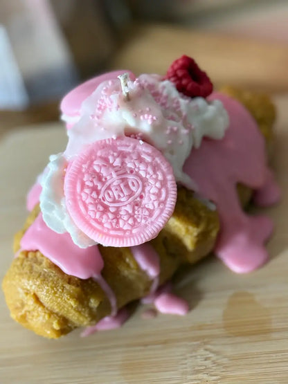 Dessert-inspirierte Duftkerze mit rosafarbenem Donut, Beeren und Cremeoptik – Sweet Raspberry Breakfast – kramMITcharme