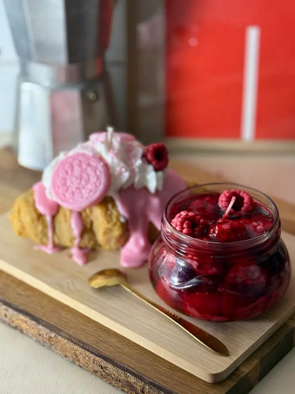 Handgemachte Duftkerze „Sweet Raspberry Breakfast“ mit rosafarbenem Donut, Sahneoptik und Himbeer-Glas – kramMITcharme
