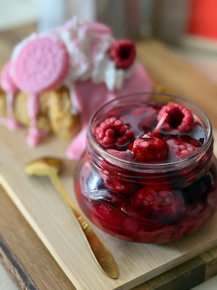 Himbeergefülltes Kerzenglas der „Sweet Raspberry Breakfast“-Kerze mit realistischer Beerendeko – kramMITcharme
